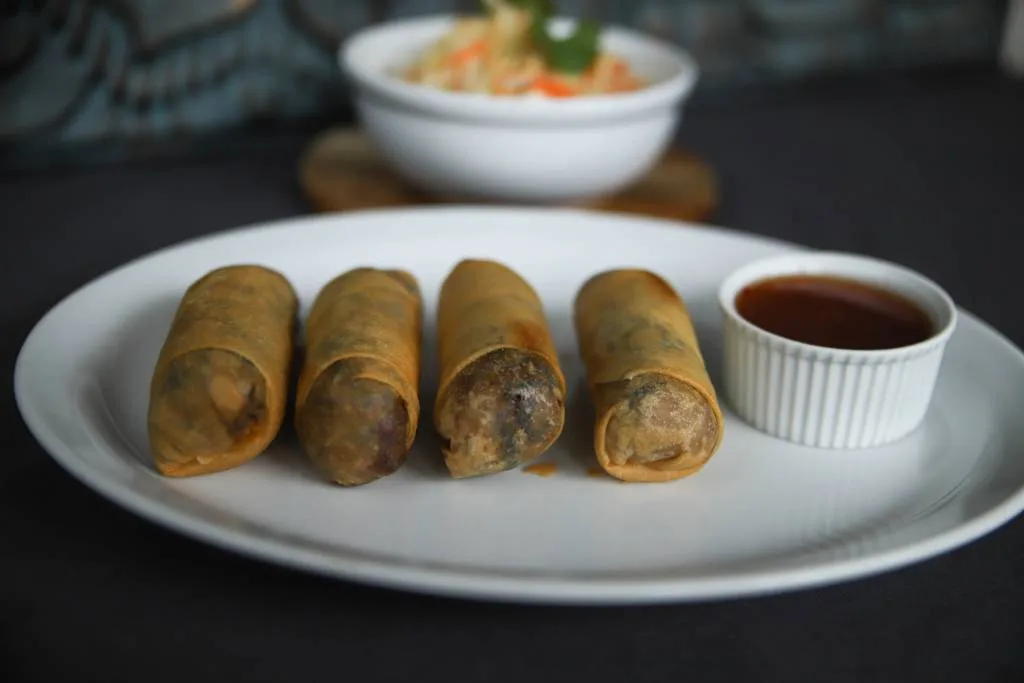 Spring rolls warzywne — danie YamYam Thai