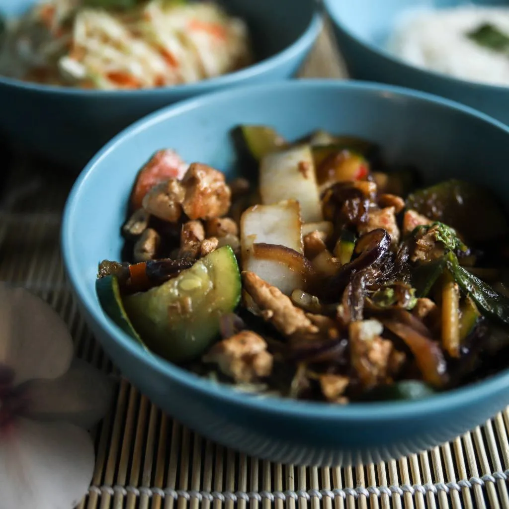 WOK W SOSIE Z ZIELONEGO PIEPRZU — danie tajskie YamYam Thai w Krakowie